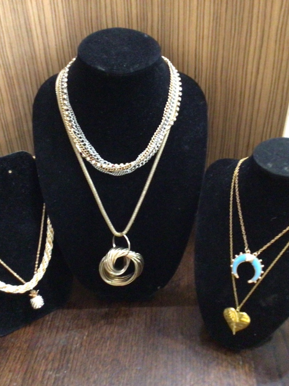 Lot of 6 goldtone necklace. All in good shape.